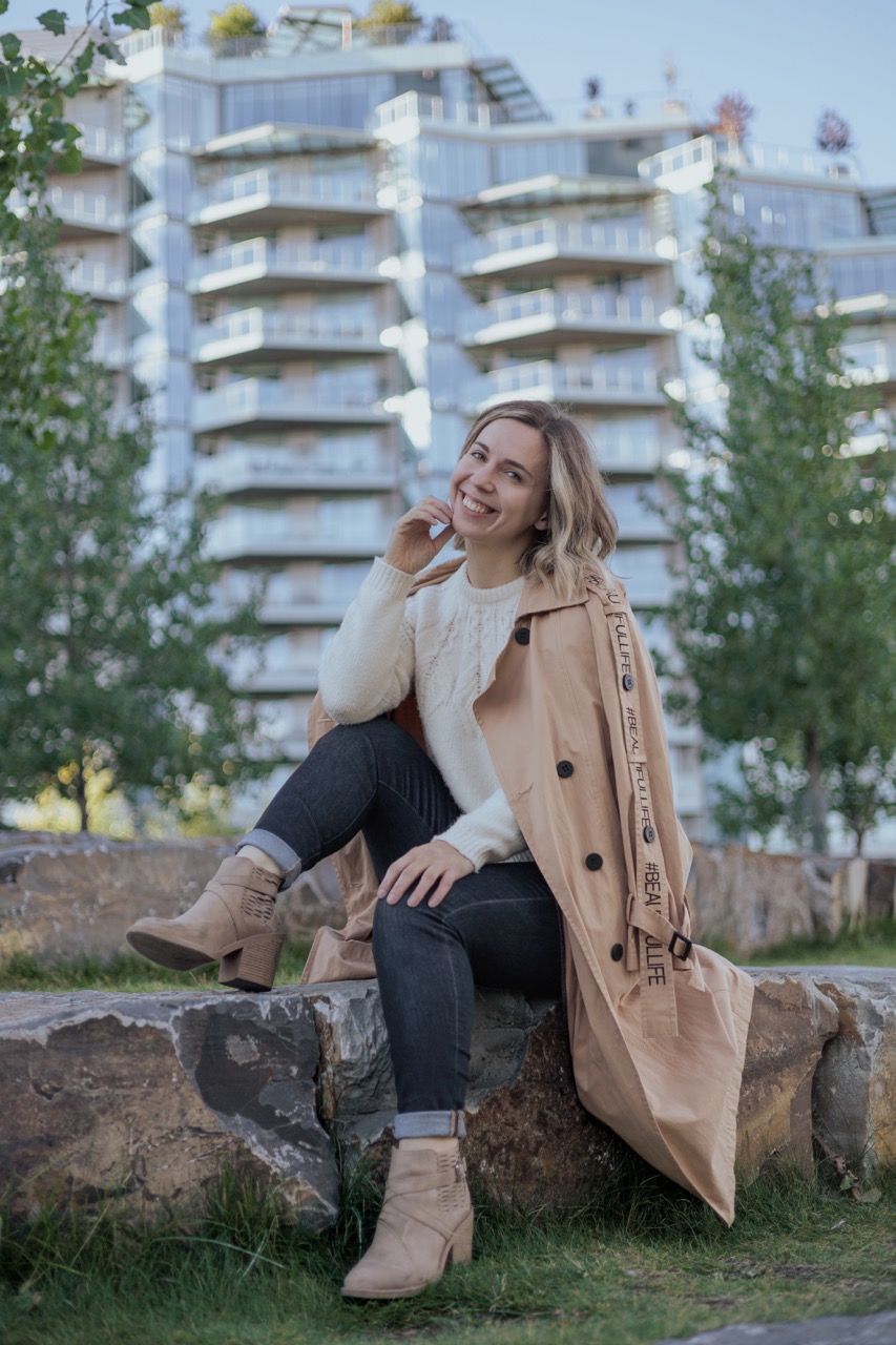 A visual representation of a photo captured during an autumn-themed photoshoot for Kate Semeniuk by Sprobuj Digital Agency, resonating with the warm and inviting atmosphere of the season.