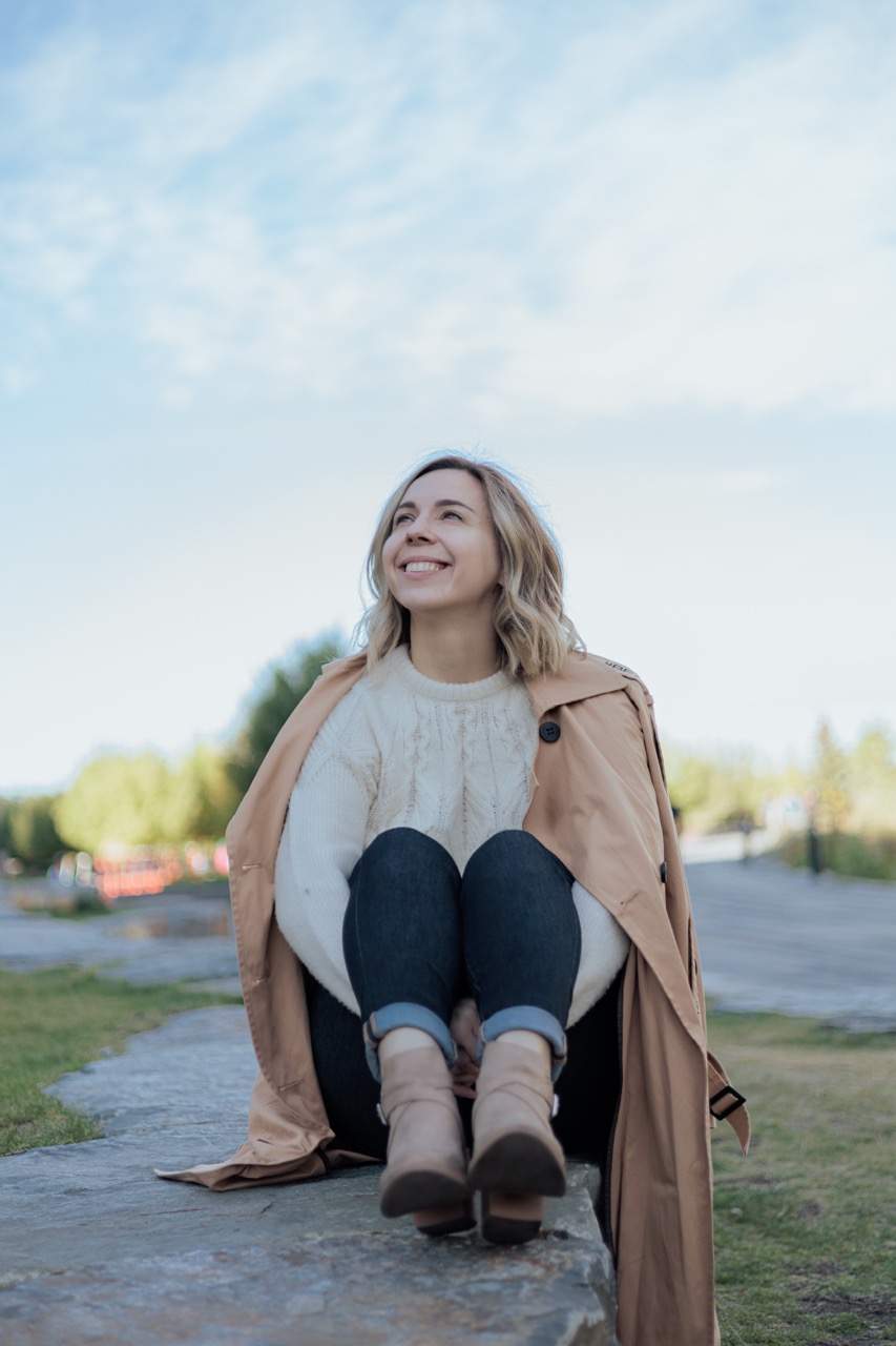 A visual representation of a photo captured during an autumn-themed photoshoot for Kate Semeniuk by Sprobuj Digital Agency, resonating with the warm and inviting atmosphere of the season.