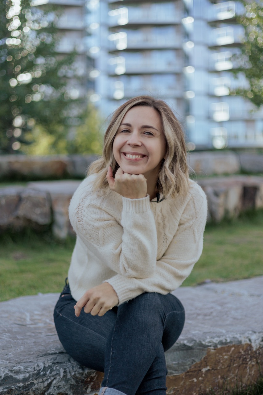 A visual representation of a photo captured during an autumn-themed photoshoot for Kate Semeniuk by Sprobuj Digital Agency, resonating with the warm and inviting atmosphere of the season.