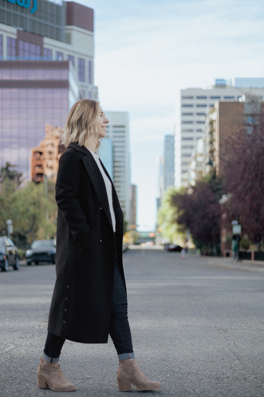 A visual representation of a photo captured during an autumn-themed photoshoot for Kate Semeniuk by Sprobuj Digital Agency, resonating with the warm and inviting atmosphere of the season.