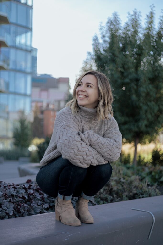 A visual representation of a photo captured during an autumn-themed photoshoot for Kate Semeniuk by Sprobuj Digital Agency, resonating with the warm and inviting atmosphere of the season.