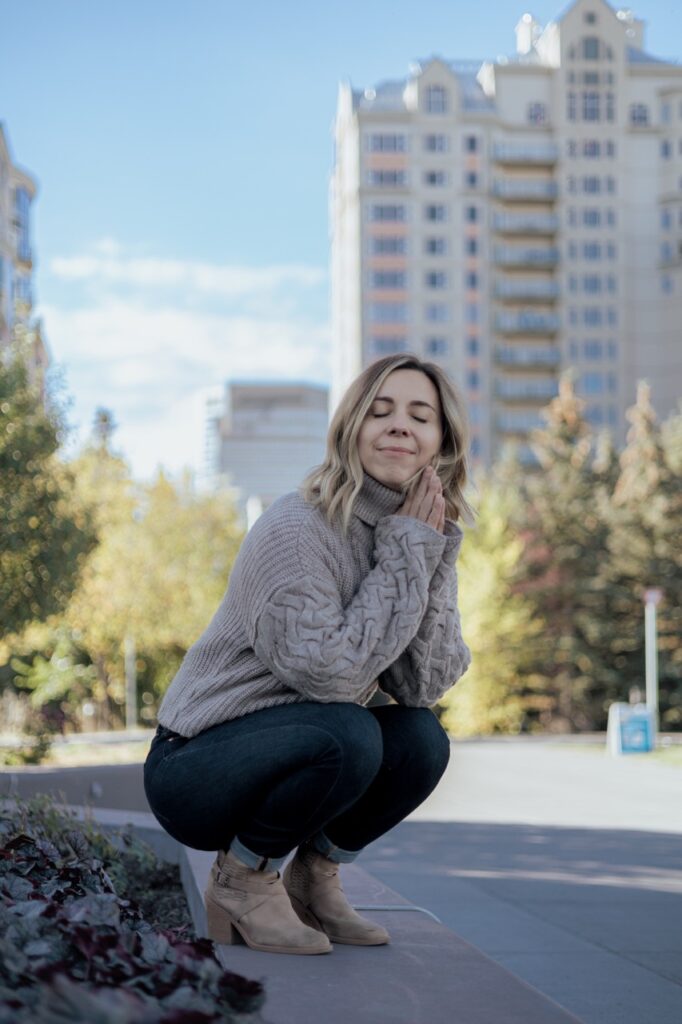 A visual representation of a photo captured during an autumn-themed photoshoot for Kate Semeniuk by Sprobuj Digital Agency, resonating with the warm and inviting atmosphere of the season.