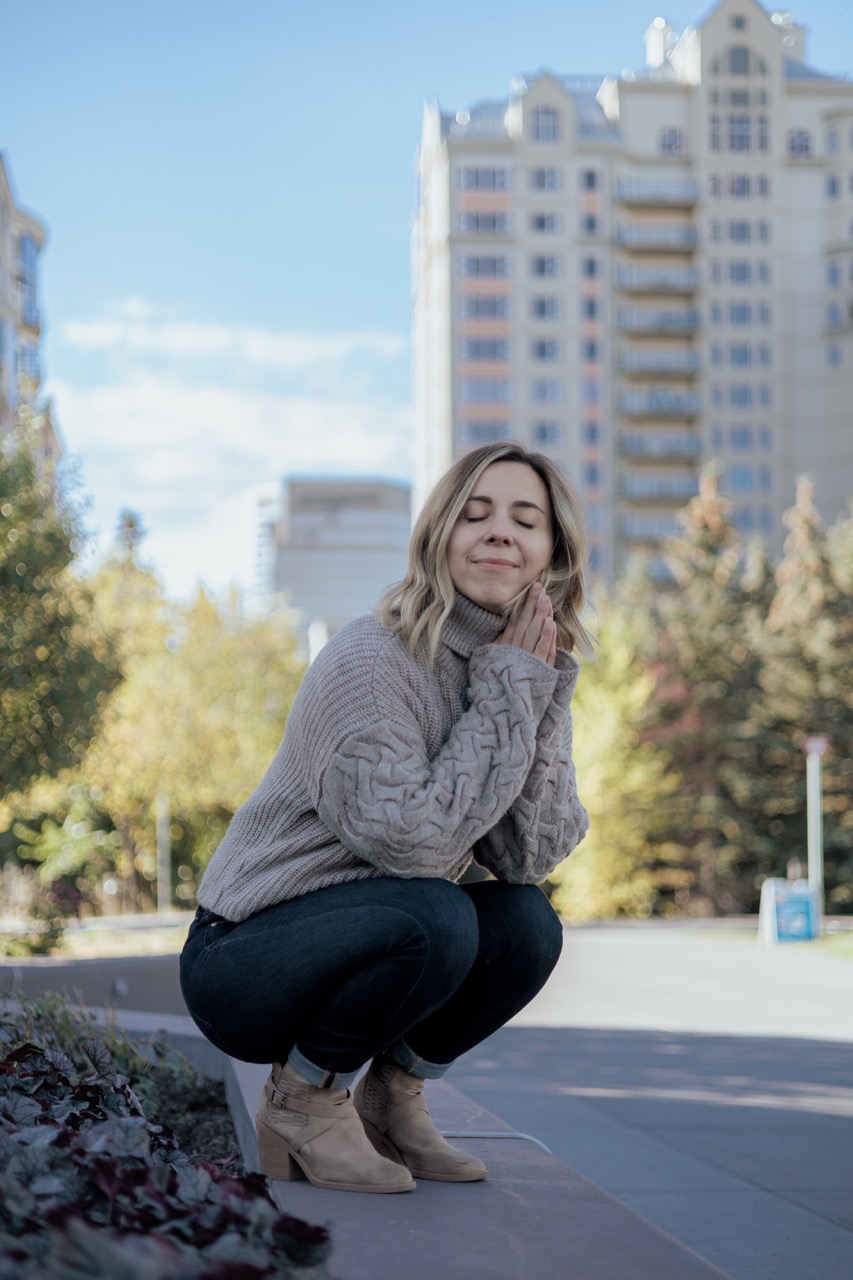 A visual representation of a photo captured during an autumn-themed photoshoot for Kate Semeniuk by Sprobuj Digital Agency, resonating with the warm and inviting atmosphere of the season.