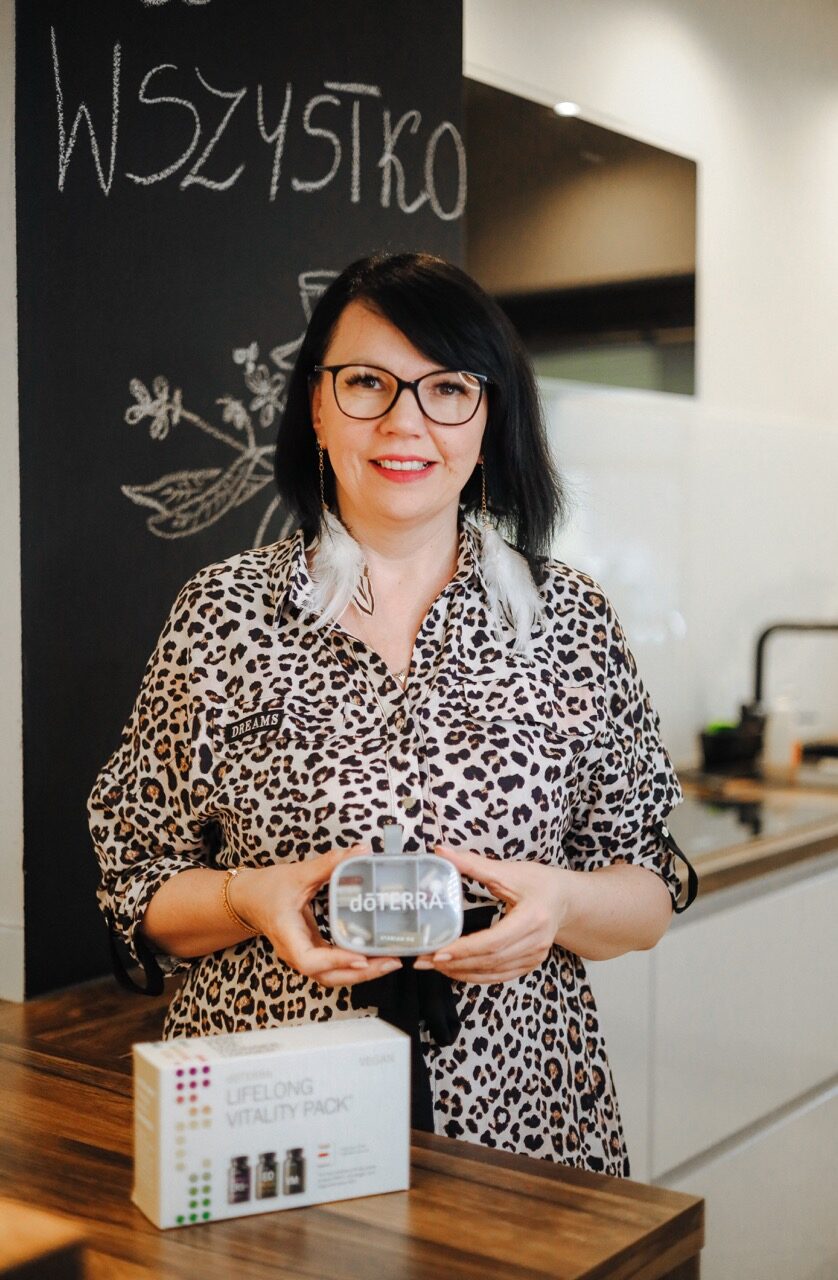 An image from a photoshoot for Sonia Kozub-Skalska by Sprobuj Digital Agency, skillfully capturing her expertise and passion for essential oils, creating a captivating visual narrative that deeply resonates with her audience.