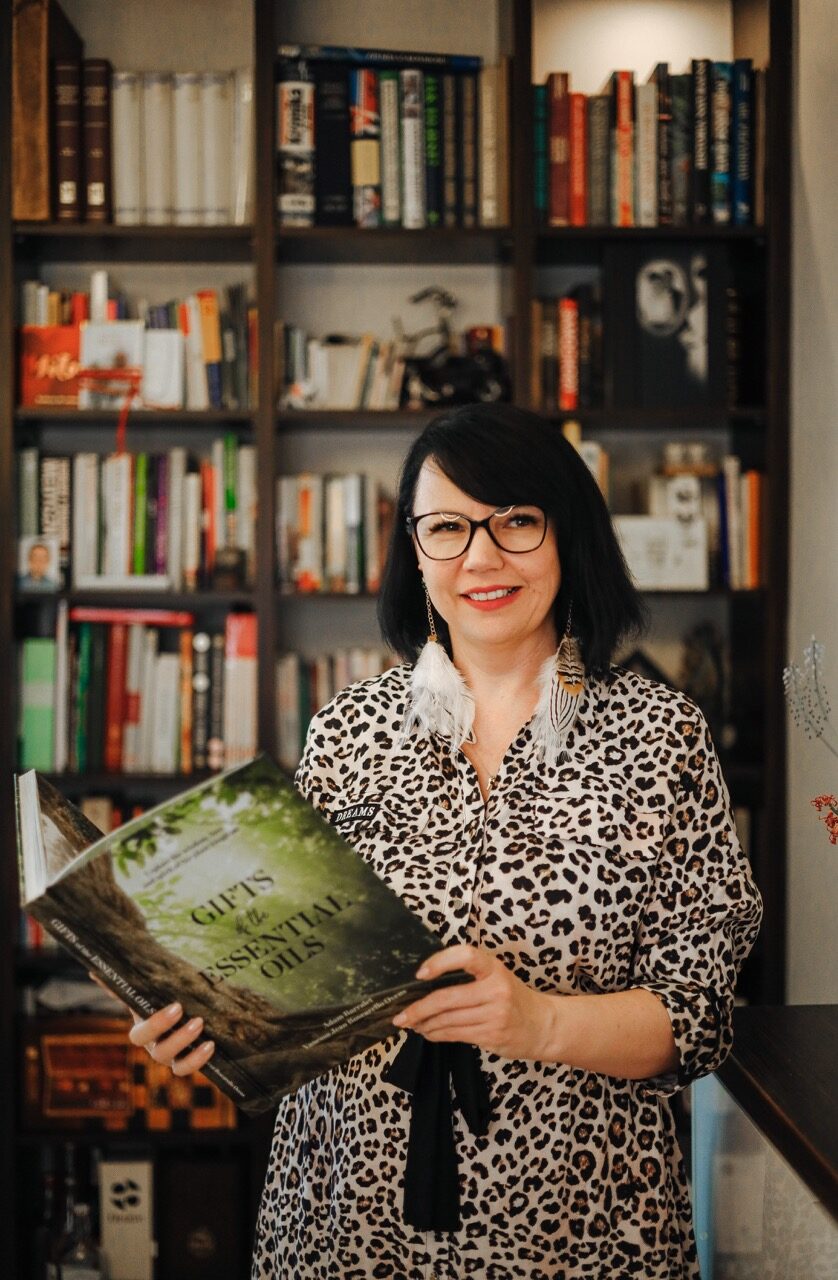 An image from a photoshoot for Sonia Kozub-Skalska by Sprobuj Digital Agency, skillfully capturing her expertise and passion for essential oils, creating a captivating visual narrative that deeply resonates with her audience.
