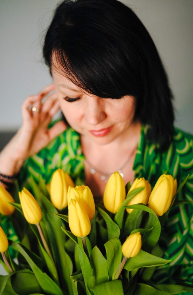 An image from a photoshoot for Sonia Kozub-Skalska by Sprobuj Digital Agency, skillfully capturing her expertise and passion for essential oils, creating a captivating visual narrative that deeply resonates with her audience.