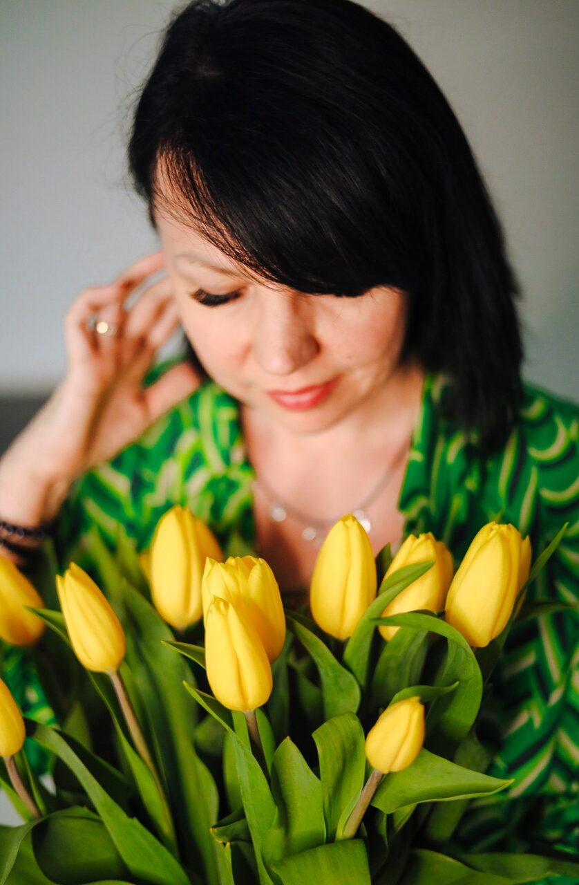 An image from a photoshoot for Sonia Kozub-Skalska by Sprobuj Digital Agency, skillfully capturing her expertise and passion for essential oils, creating a captivating visual narrative that deeply resonates with her audience.