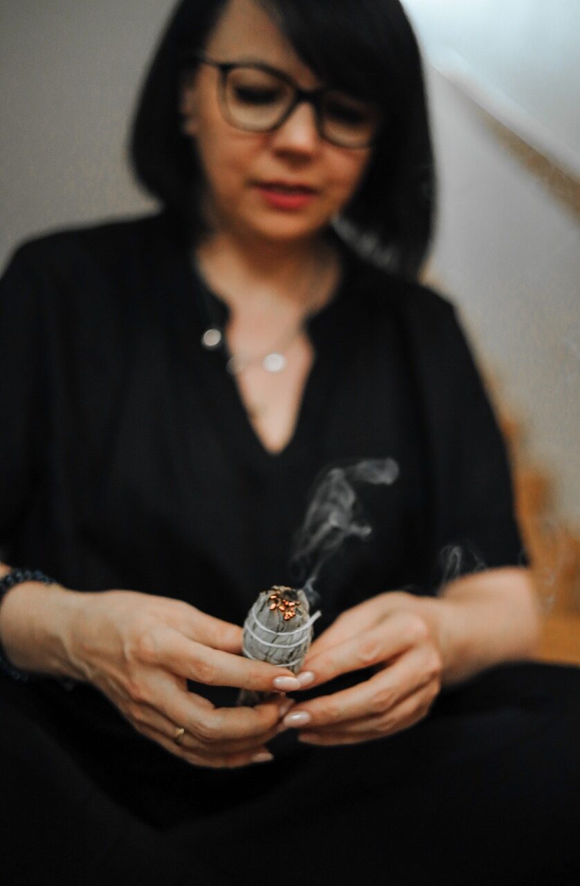 An image from a photoshoot for Sonia Kozub-Skalska by Sprobuj Digital Agency, skillfully capturing her expertise and passion for essential oils, creating a captivating visual narrative that deeply resonates with her audience.