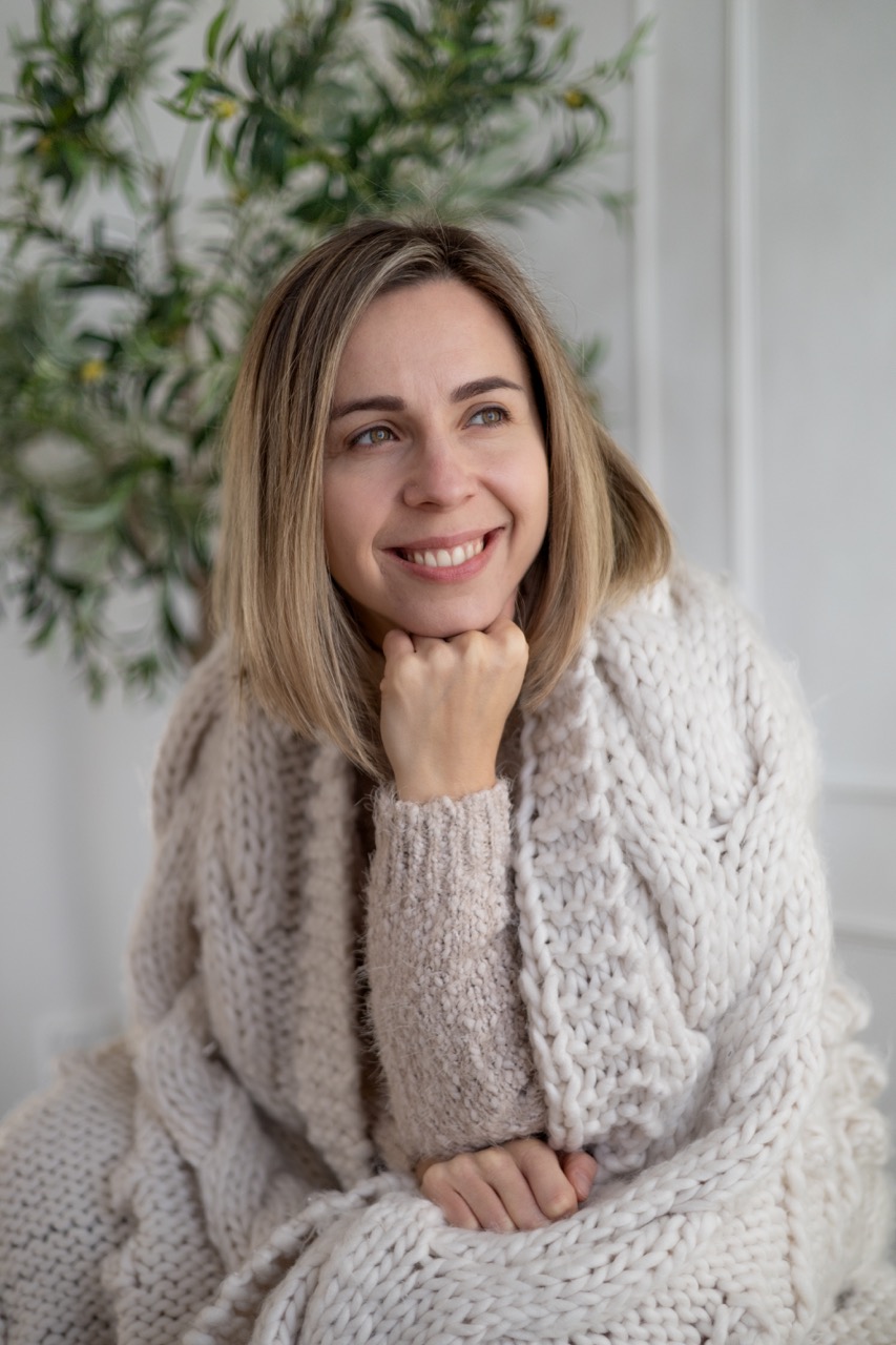 A visual from a photoshoot by Sprobuj Digital Agency for Kate Semeniuk, capturing the essence of the holiday season while reinforcing her strong and consistent brand identity as a hypnotherapist.
