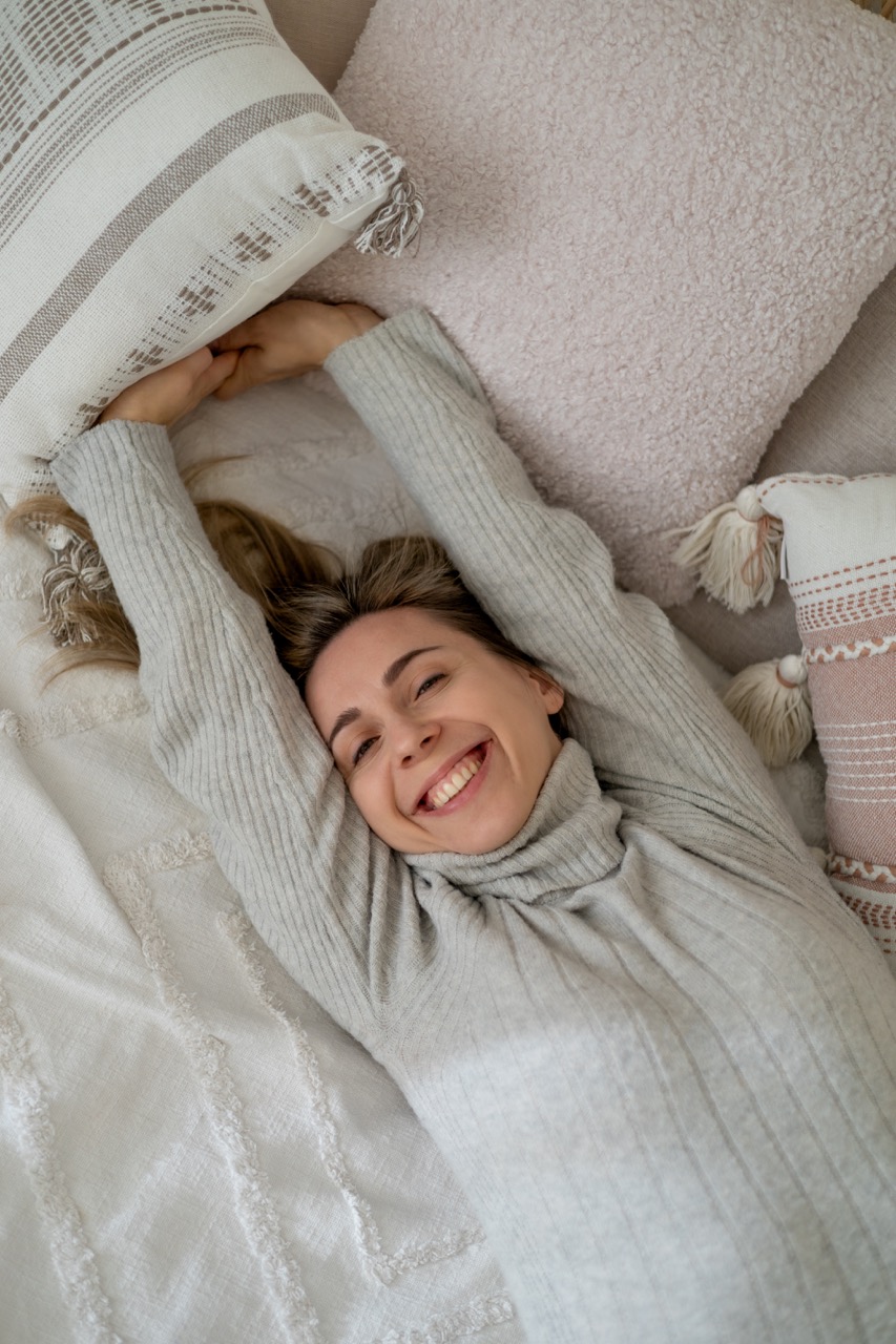 A visual from a photoshoot by Sprobuj Digital Agency for Kate Semeniuk, capturing the essence of the holiday season while reinforcing her strong and consistent brand identity as a hypnotherapist.